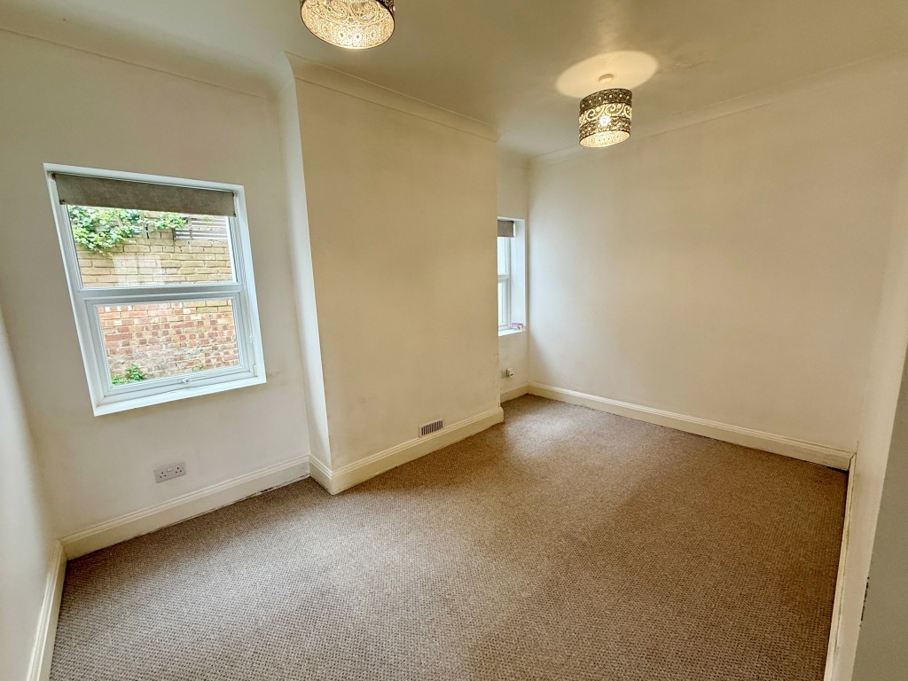 Lot: 1 - WELL PRESENTED TWO-BEDROOM FLAT WITH GARDEN AND PARKING - Bedroom one